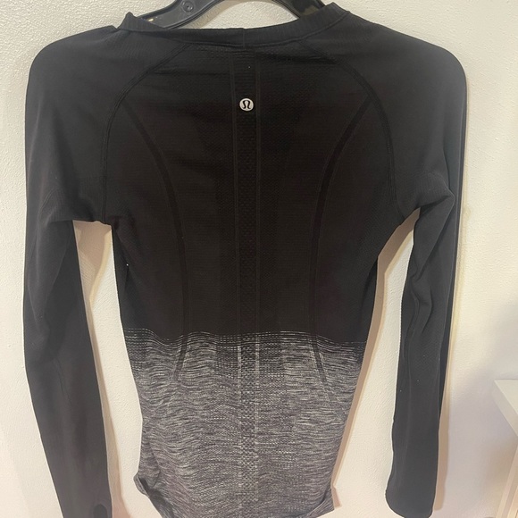 doesn't fit me anymore, From lululemon size 2 swiftly tech long sleeve - Picture 2 of 2